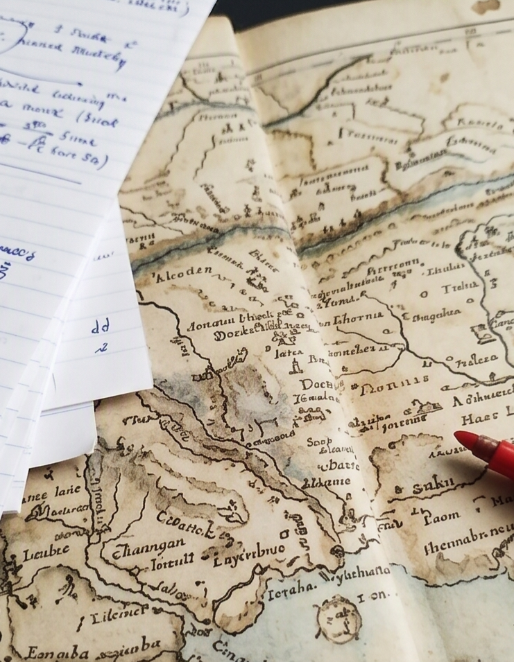 Mappa antica e appunti di ricerca storica Mappa geografica antica con appunti manoscritti e penna, archivio di ricerca storica di Alhena Cronache